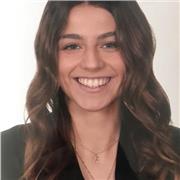 Profesora particular imparte clases a niños de educación primaria